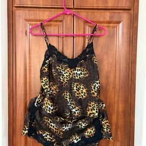 VICTORIA’S SECRET TOP & SHORTS ANIMALS PRINT PAJAMA SET SIZE MEDIUM